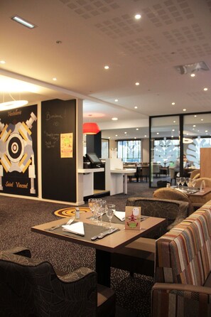 Breakfast, lunch, dinner served; French cuisine 