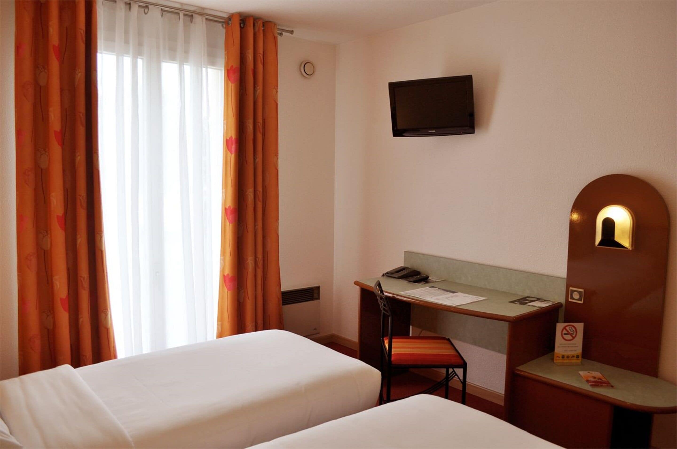 twin room | blackout curtains, iron/ironing board, free wifi, bed sheets