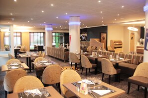 Breakfast, lunch, dinner served; French cuisine 