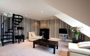 Flat-screen TV - Royal Mile Residence (Edinburgh)