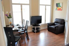 Flat-screen TV - Royal Mile Residence (Edinburgh)