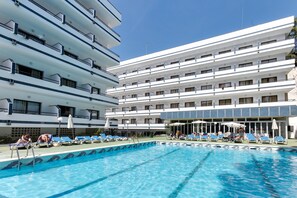 Innendørsbasseng, 2 utendørsbassenger og solsenger