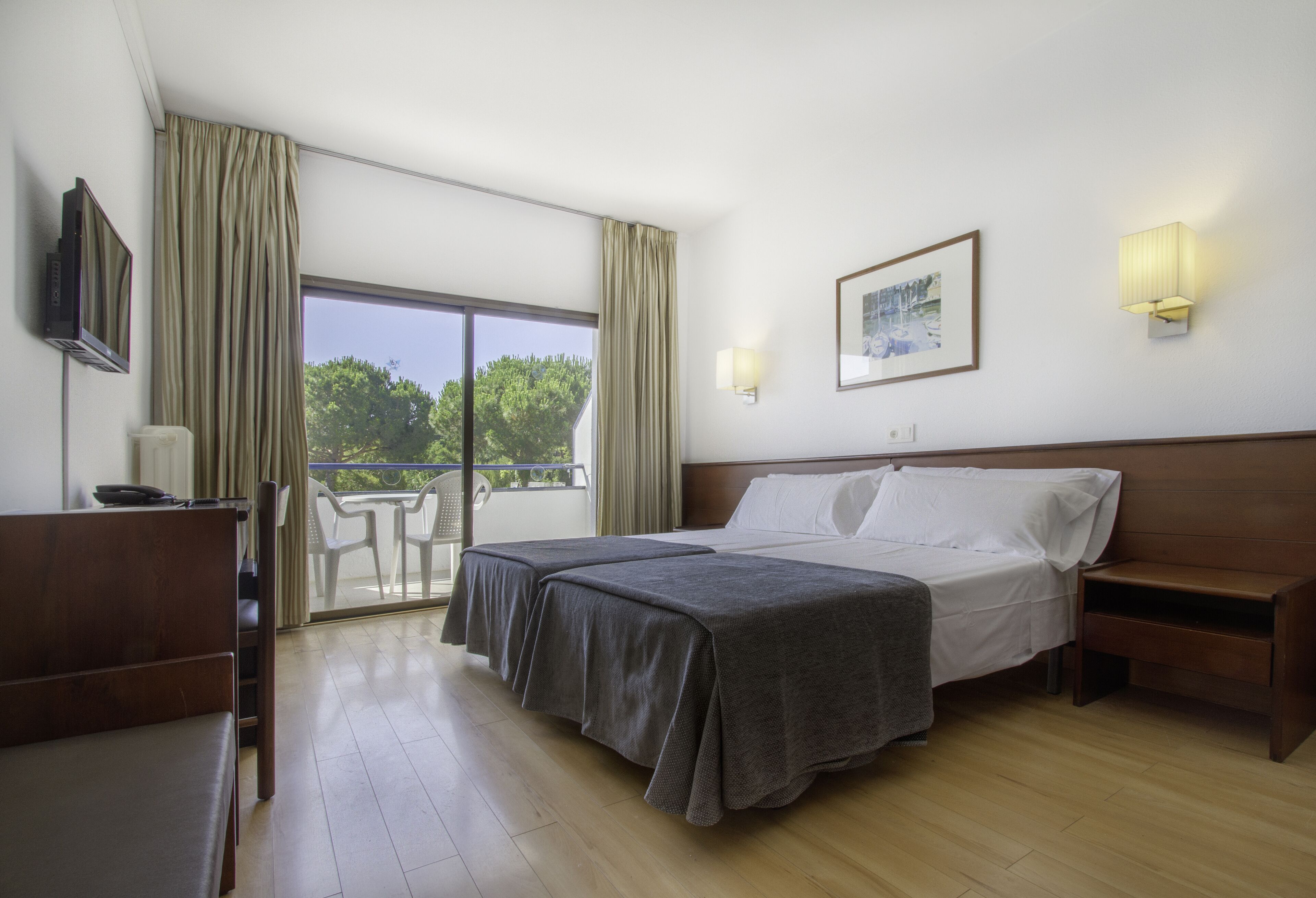 Escritorio, wifi gratis, ropa de cama