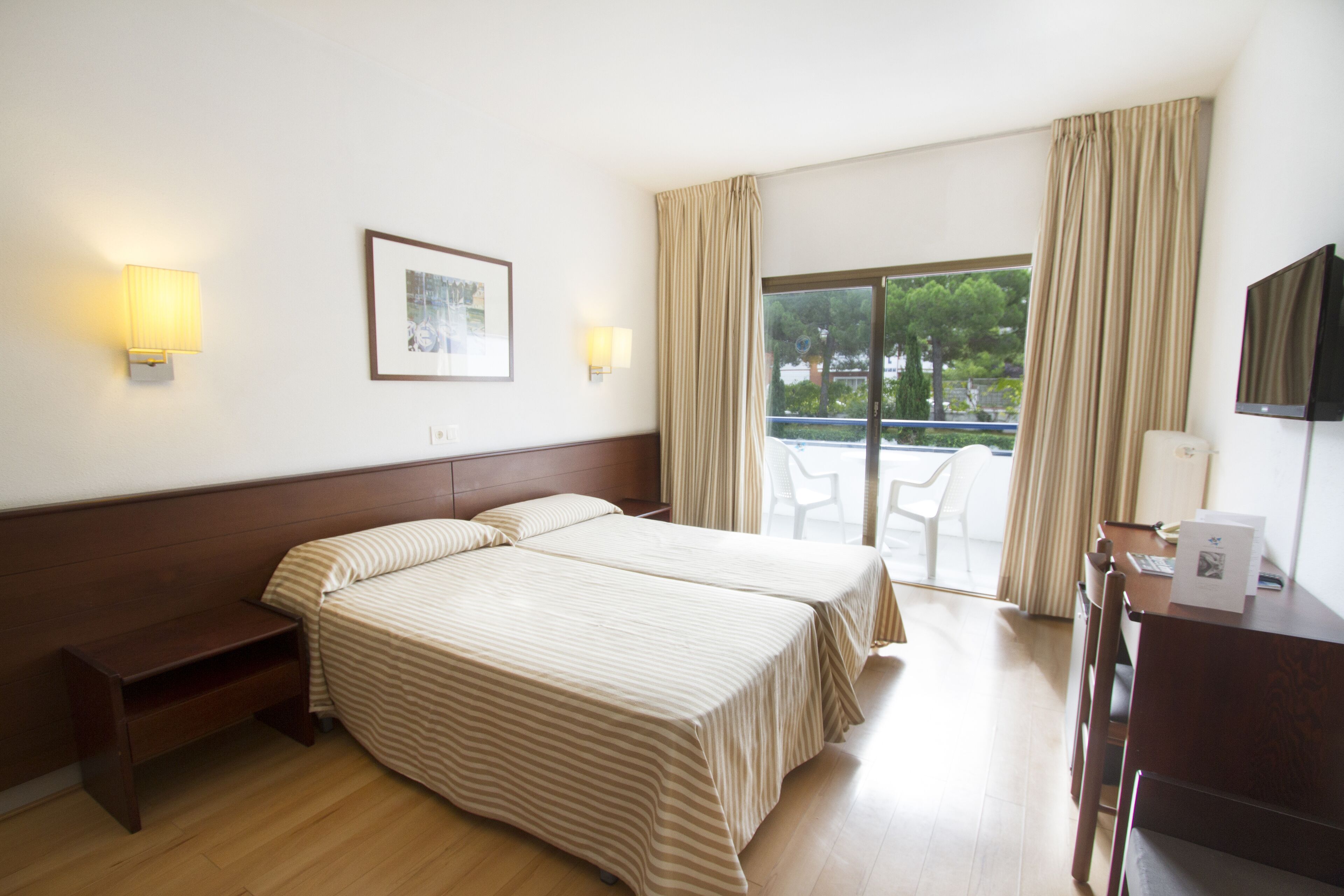 Escritorio, wifi gratis, ropa de cama