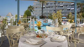 Bar im Pool