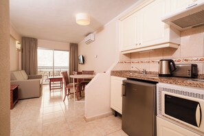 Fridge, microwave, stovetop, electric kettle - HOVIMA Santa María (Adeje)
