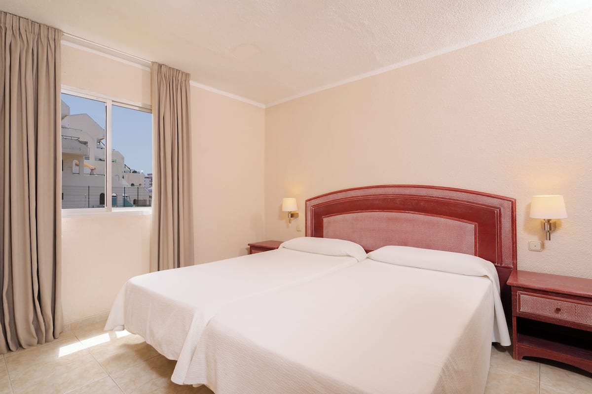 1 habitación, caja de seguridad en la habitación y ropa de cama