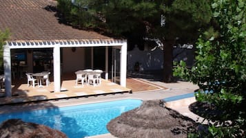Outdoor pool, pool umbrellas, sun loungers