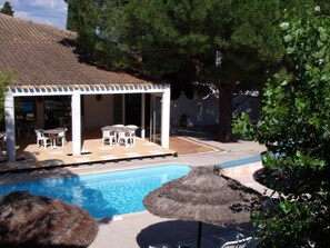 Outdoor pool, pool umbrellas, sun loungers - Alba-Flora (Sollies Pont)