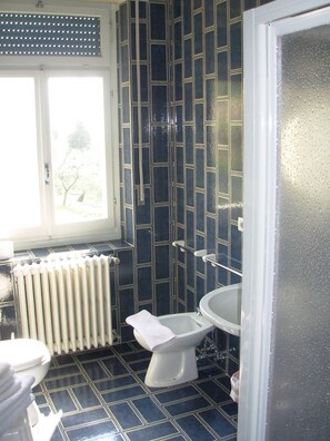 Apartment, 1 Bedroom | Bathroom | Hair dryer, towels