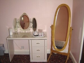 Desk, iron/ironing board, cribs/infant beds, free WiFi - Alpha Milton Guest House (Cambridge)