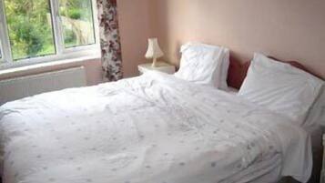 Escritorio, tabla de planchar con plancha, cunas y wifi gratis