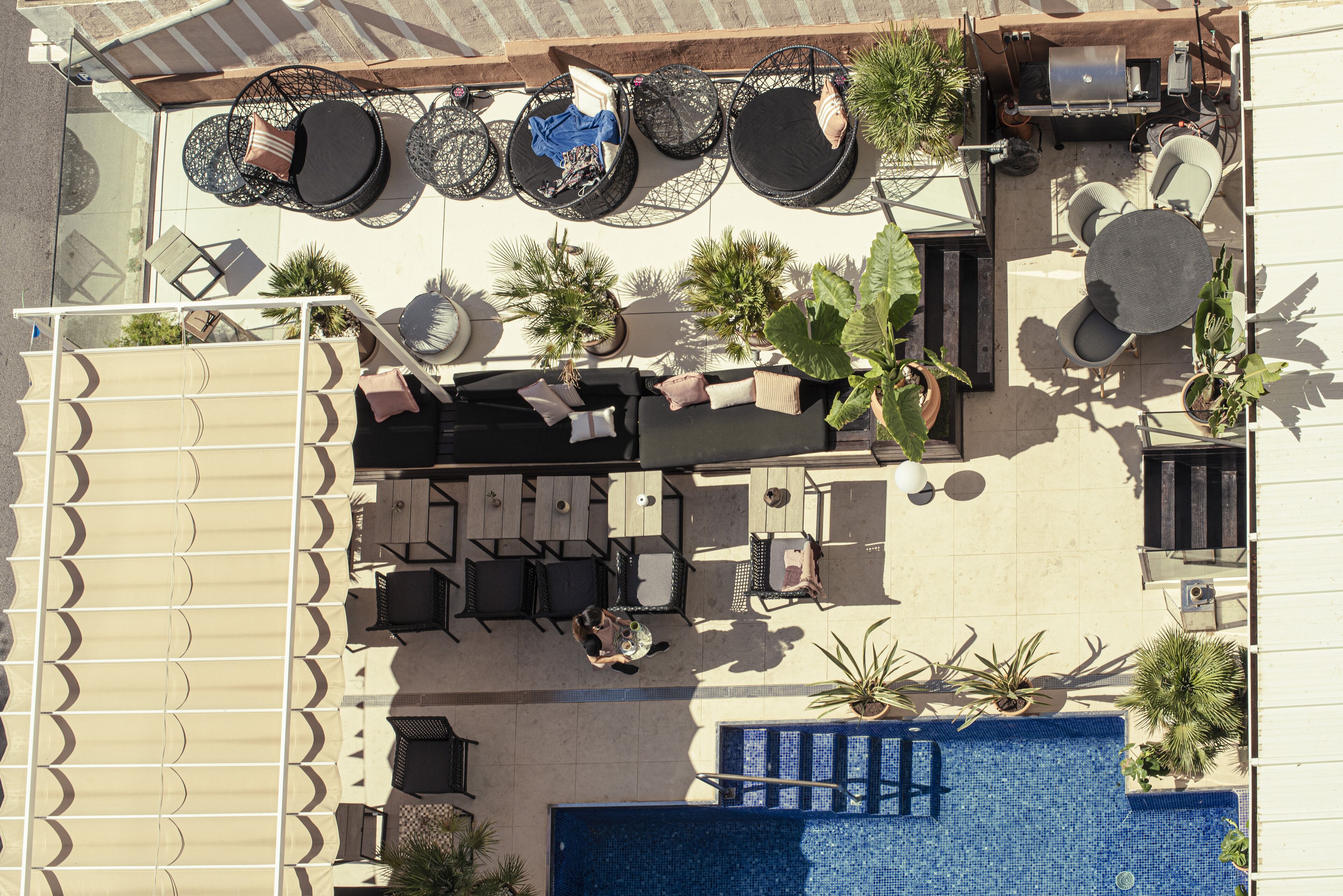 2 outdoor pools, pool loungers