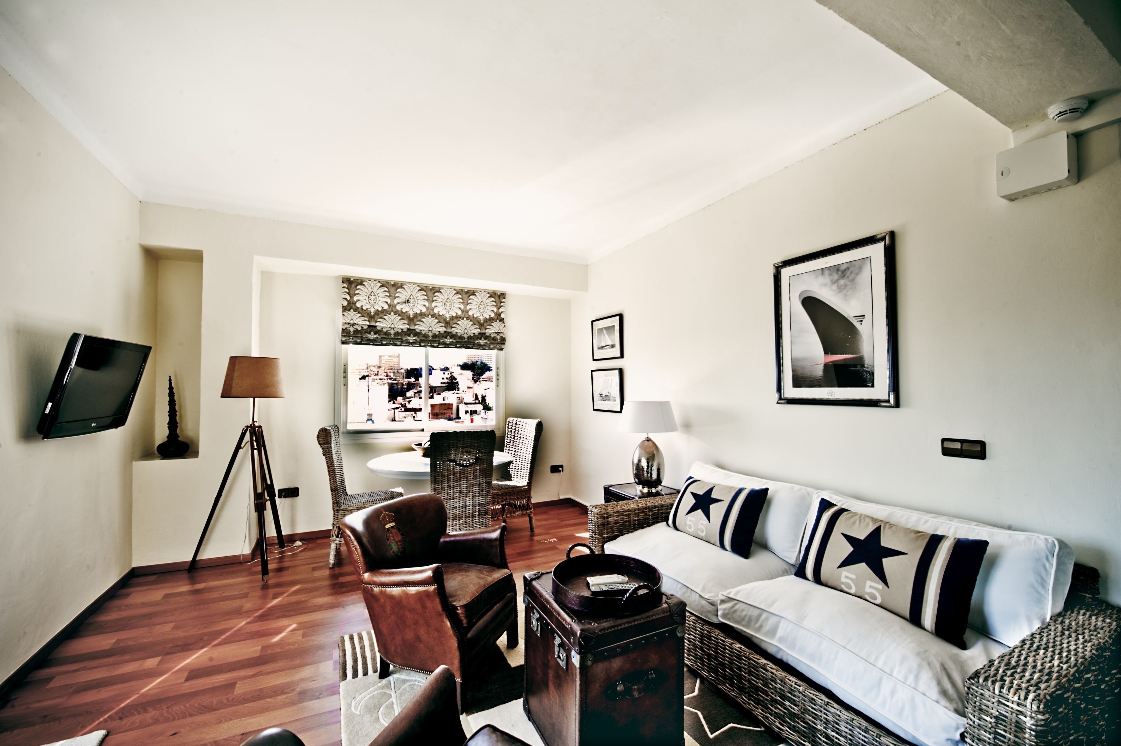 suite | living area | plasma tv