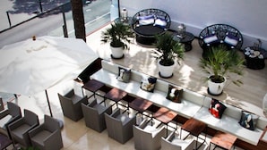 A rooftop pool area with seating and potted plants. - Hotel Feliz (Palma de Mallorca)