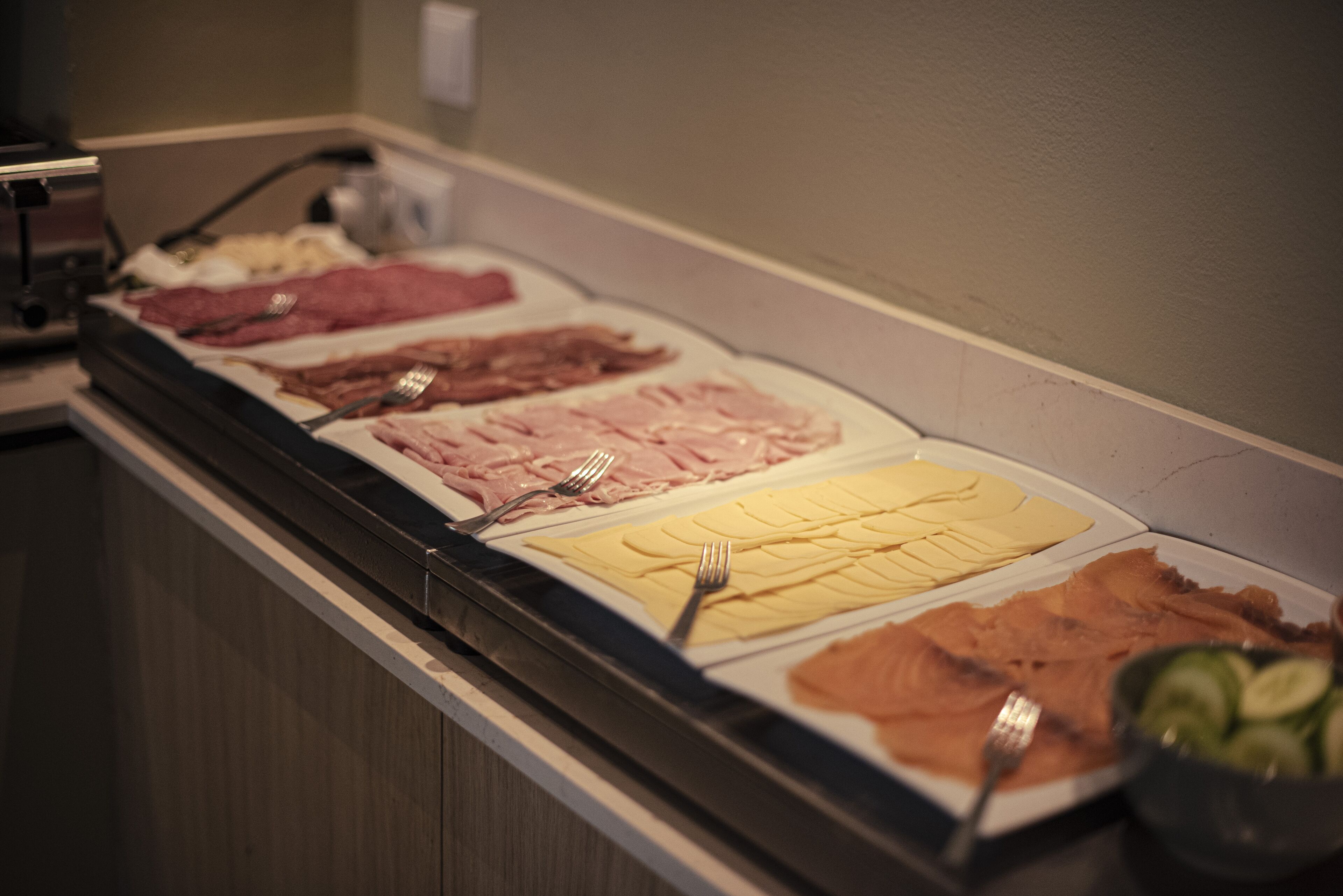 Ein Buffet mit verschiedenen Fleisch- und Käsesorten.