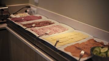 Ein Buffet mit verschiedenen Fleisch- und Käsesorten.