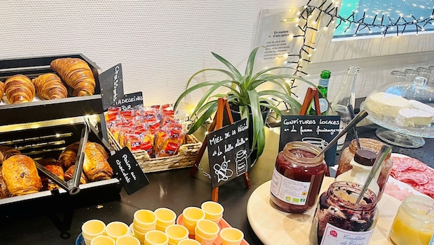Ein Buffet mit Gebäck, Marmelade und Honig.