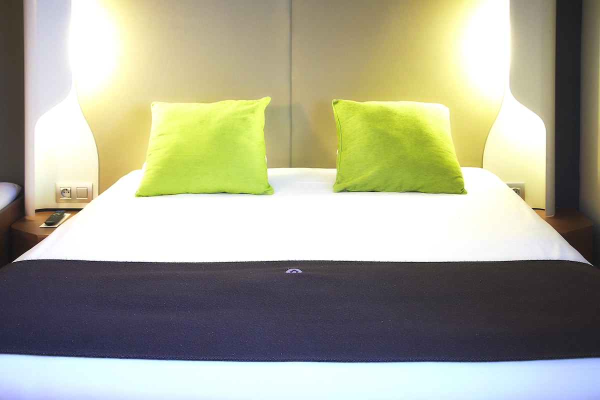 desk, blackout curtains, soundproofing, free cots/infant beds