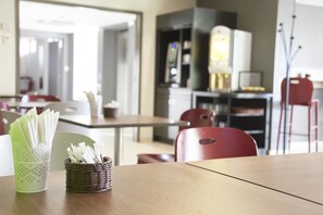 Daily continental breakfast (EUR 13.50 per person)