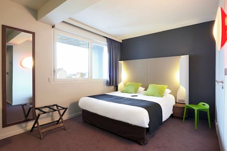 Standard Room, 1 Double Bed | Desk, blackout drapes, soundproofing, free cribs/infant beds
