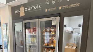 Ein Mini Comptoir Automaten mit verschiedenen Lebensmitteln und einem Wasserspender.