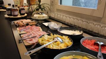 Daily continental breakfast (EUR 13.50 per person)