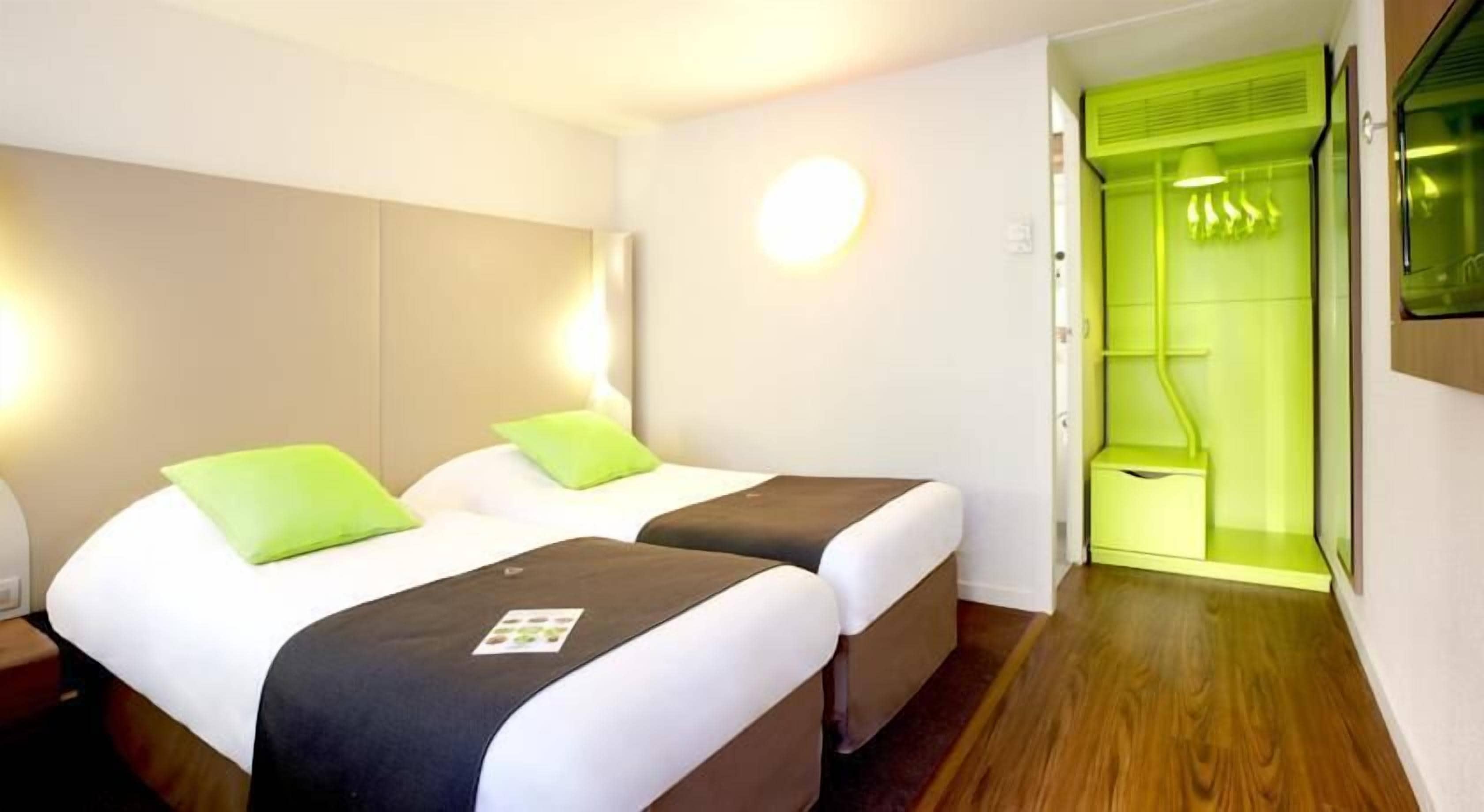 Bureau, rideaux occultants, chambres insonorisées, lits bébé (gratuits)