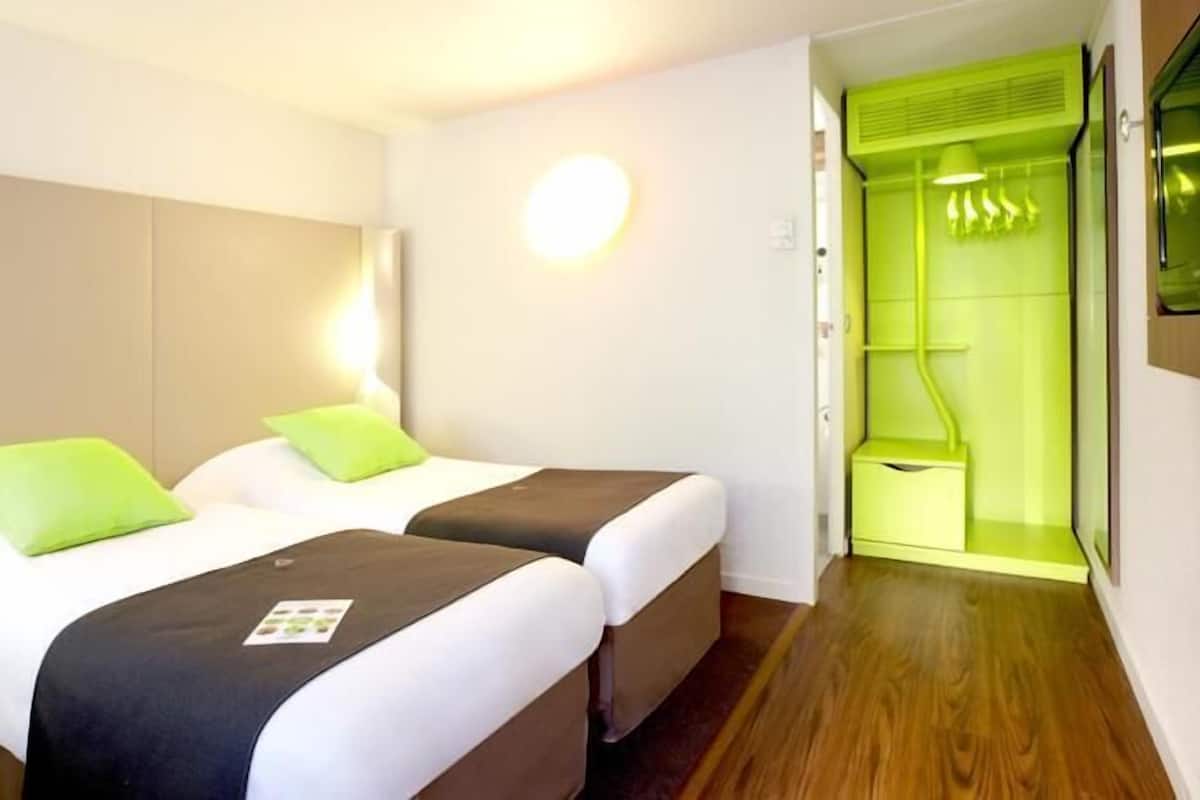 Työpöytä, pimennysverhot, äänieristys, vauvan matkasänky