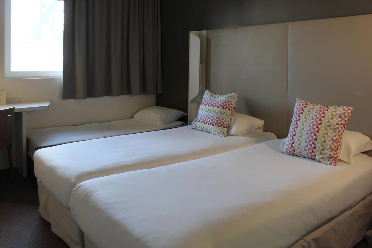 Standard Room, 3 Twin Beds | Desk, blackout drapes, soundproofing, free cribs/infant beds