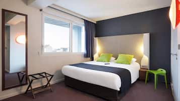 Escritorio, cortinas blackout y sistema de insonorización