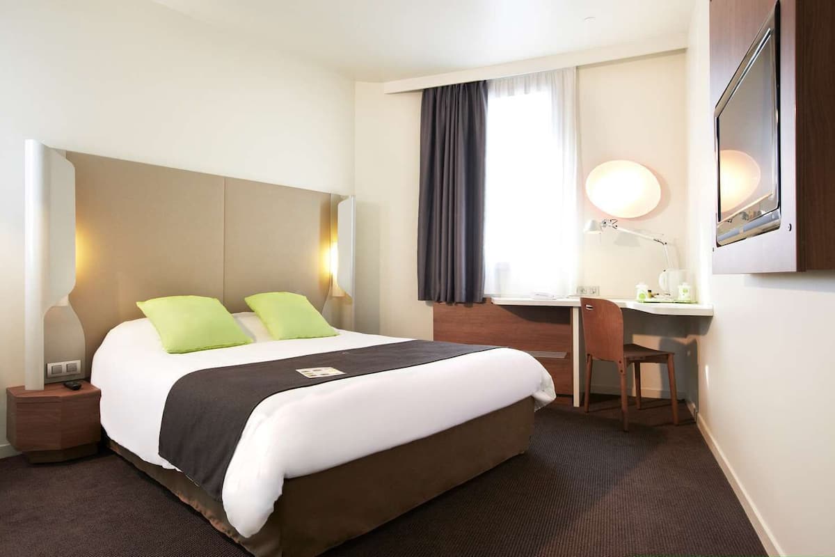 Työpöytä, pimennysverhot, äänieristys, vauvan matkasänky