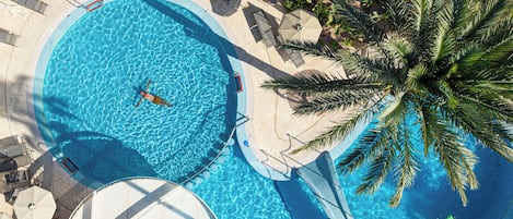 Utomhuspool, parasoller och solstolar