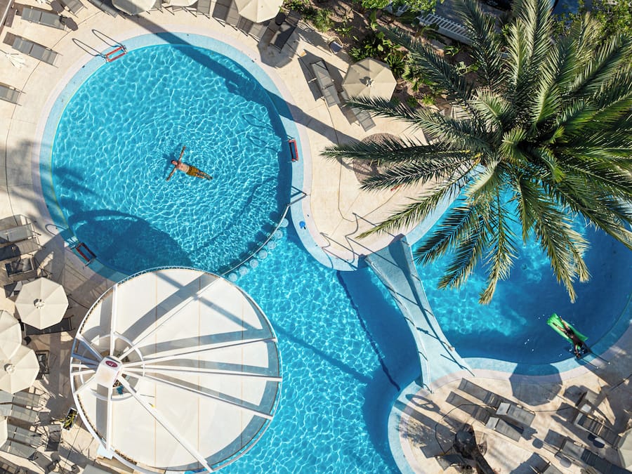 Piscina externa, guarda-sóis, espreguiçadeiras