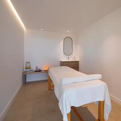 Sauna, hot tub, steam room, body treatments, 1 treatment room, massages