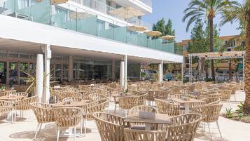 Bar junto a la piscina