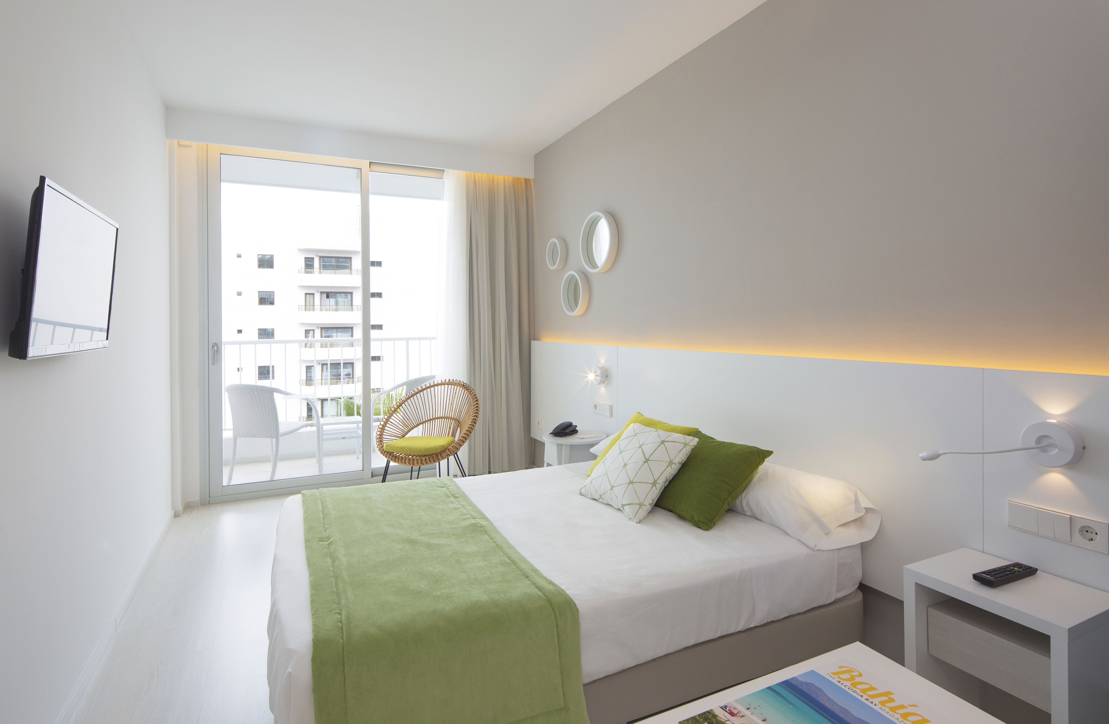 Escritorio, wifi gratis, ropa de cama