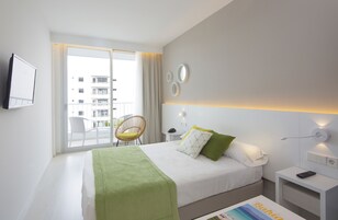 Escritorio, wifi gratis y ropa de cama 