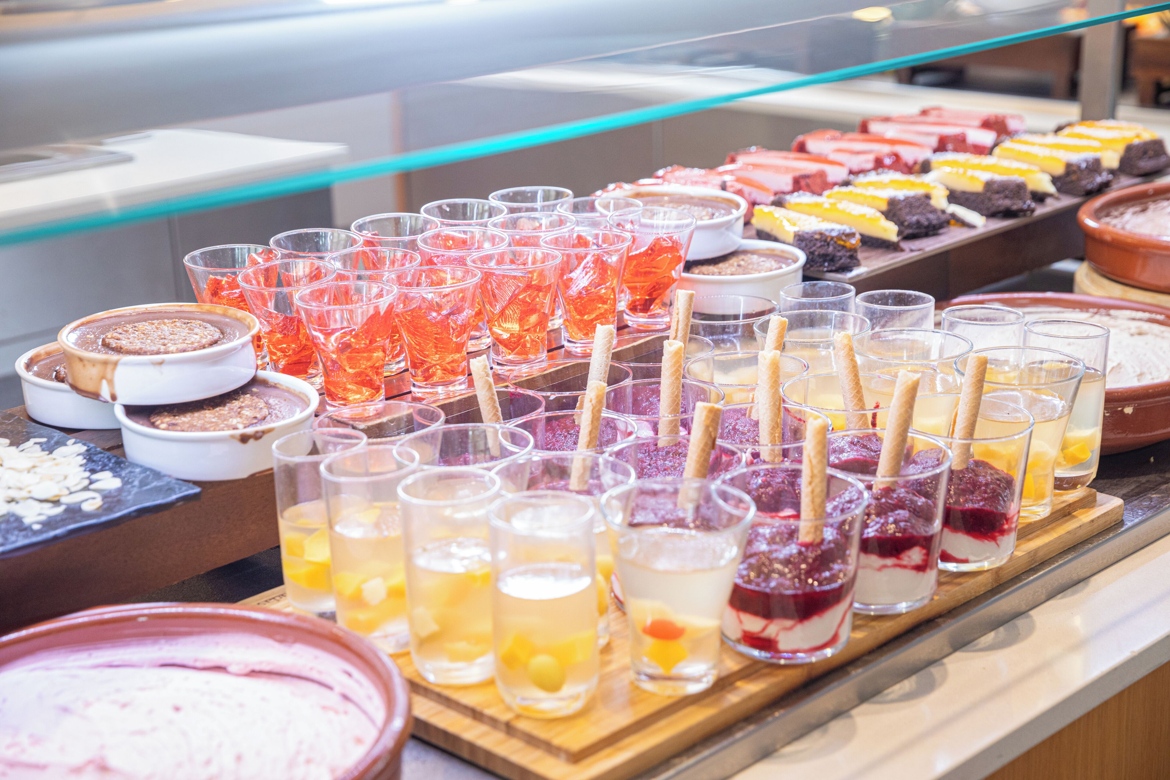 Un buffet proposant une variété de desserts et de boissons.