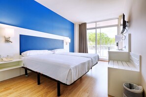 Standard Room | Peti besi dalam bilik, meja, Wi-fi percuma, cadar katil 