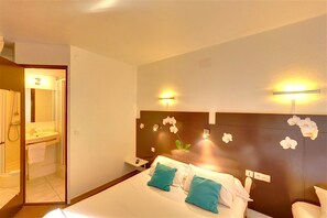 Habitación triple clásica | Escritorio, wifi gratis, ropa de cama