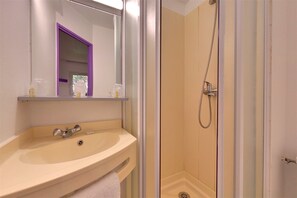 Shower, hair dryer, towels - The Originals Access, Hôtel Béziers Est (Villeneuve-les-Beziers)