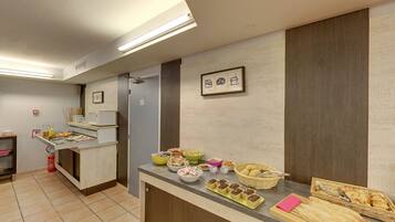 Buffet breakfast on weekends (EUR 8 per person)