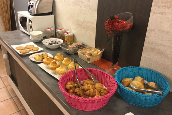 Buffet breakfast for a fee on weekends