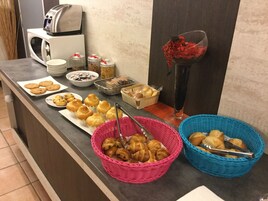 Buffet breakfast on weekends (EUR 8 per person)