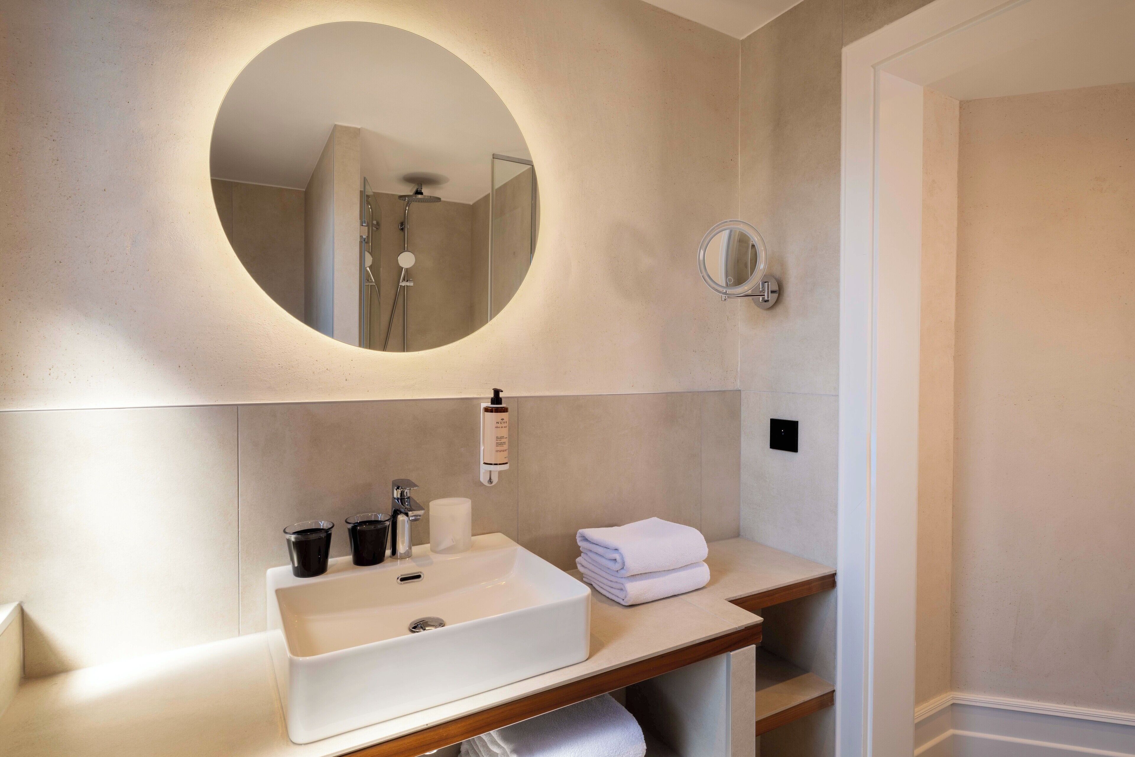 junior suite family | bathroom | free toiletries, hair dryer, bathrobes, towels