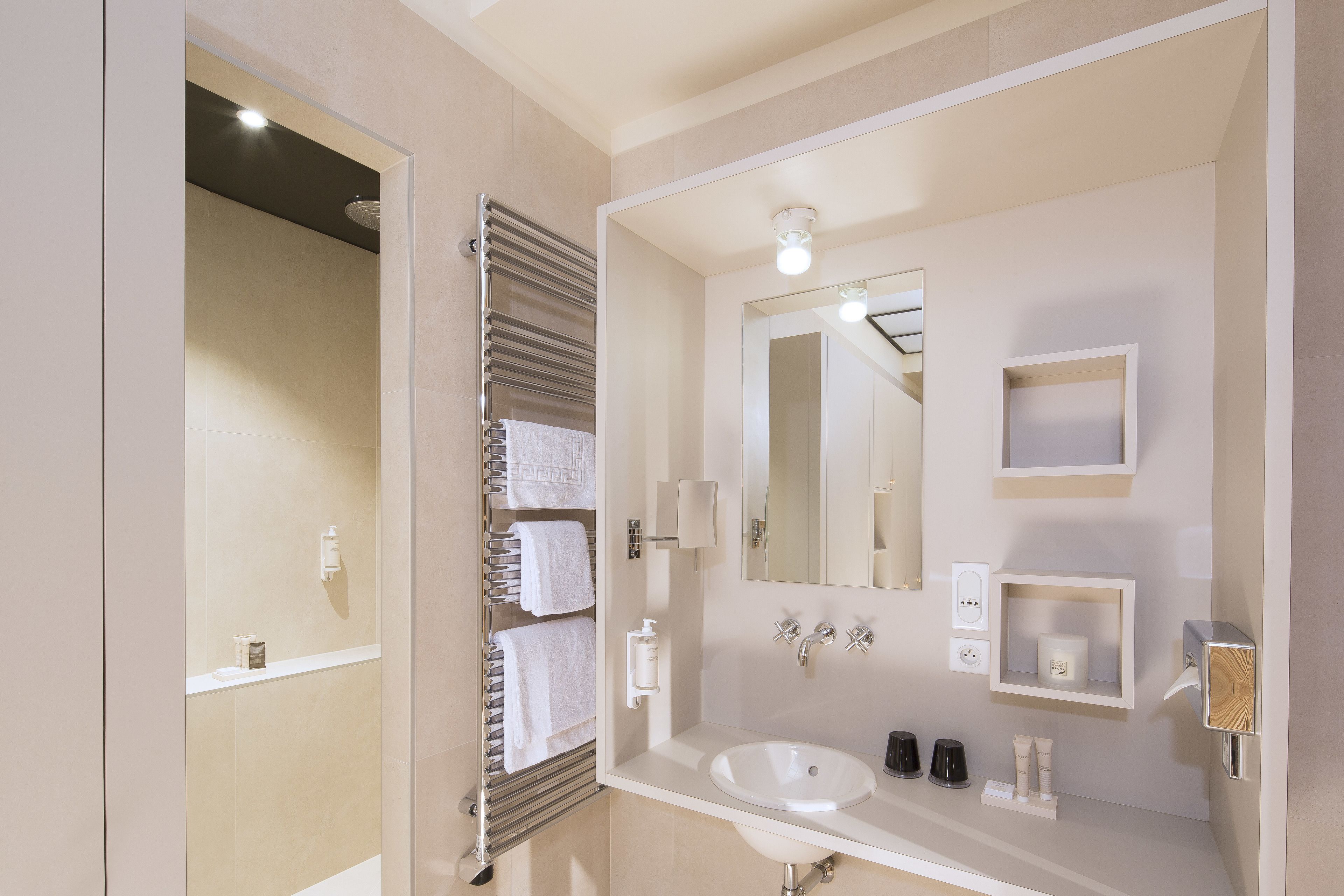 suite skydome | bathroom | free toiletries, hair dryer, bathrobes, towels