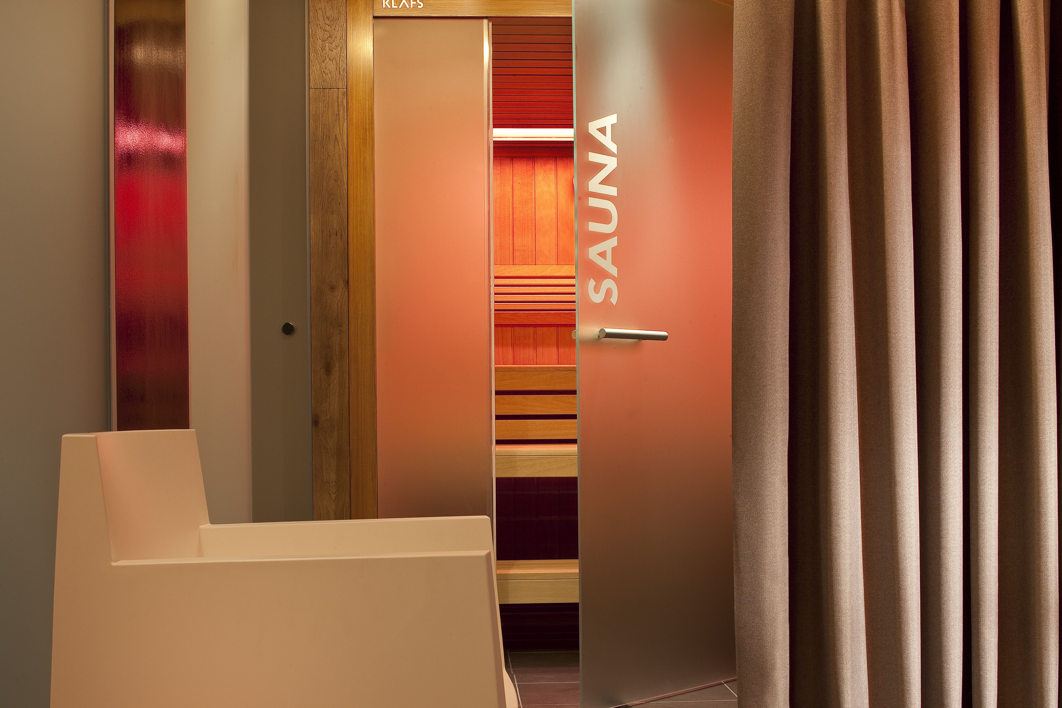 1 treatment room, massages