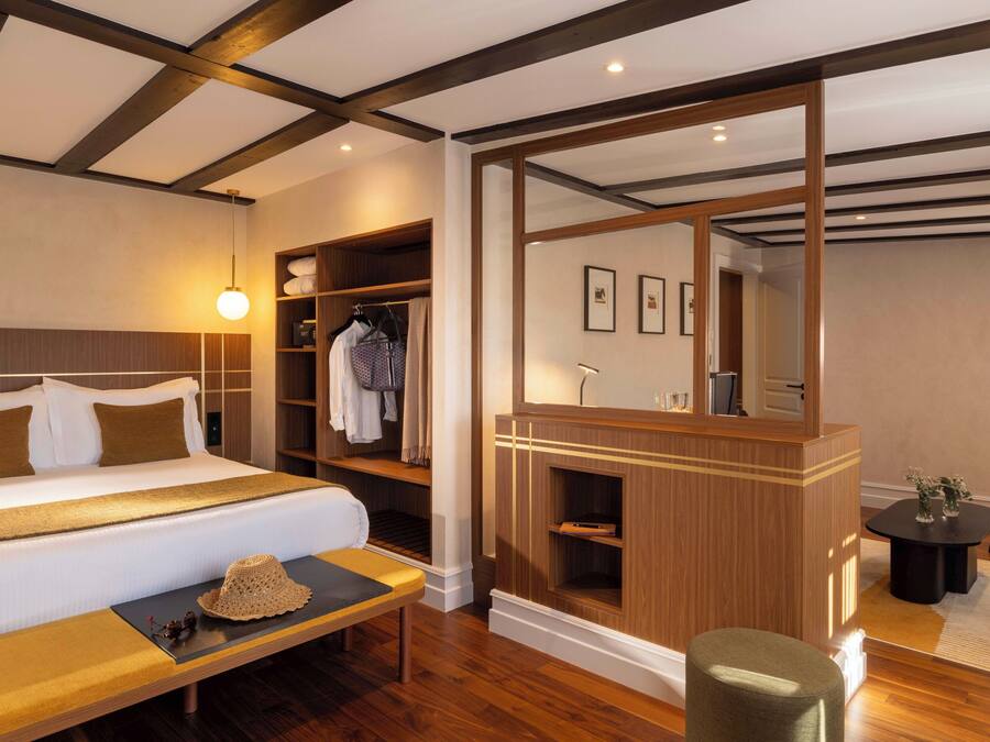 Family Suite, 1 Queen Bed with Sofa bed | Premium bedding, minibar, in-room safe, desk