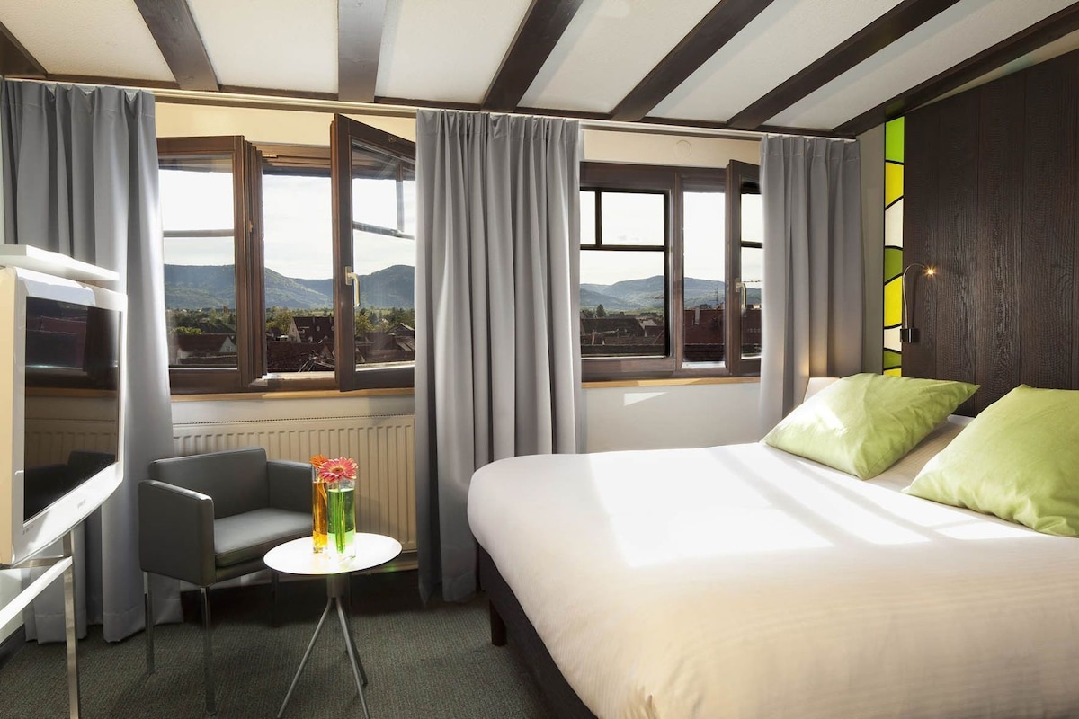 Premium bedding, minibar, in-room safe, desk